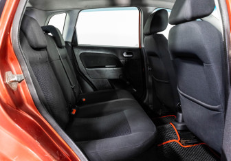 Подержанный автомобиль Ford Fiesta Hatchback 2007 года (15 фото)