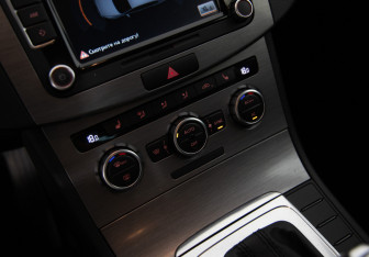 Подержанный автомобиль Volkswagen Passat Sedan 2012 года (15 фото)