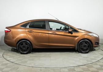 Подержанный автомобиль Ford Fiesta Sedan 2015 года (4 фото)