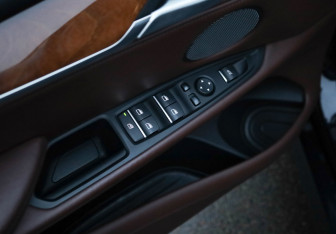 Подержанный автомобиль BMW X5 M 2015 года (24 фото)