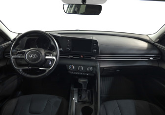 Подержанный автомобиль Hyundai Elantra Sedan 2021 года (9 фото)