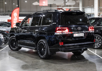 Подержанный автомобиль Toyota Land Cruiser Suv 2019 года (11 фото)