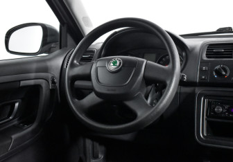 Подержанный автомобиль Skoda Fabia Hatchback 2012 года (14 фото)