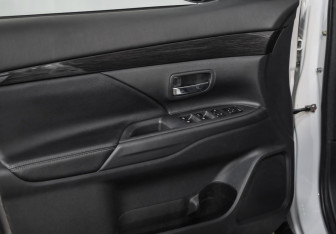 Подержанный автомобиль Mitsubishi Outlander 2017 года (21 фото)