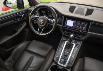 Подержанный автомобиль Porsche Macan 2019 года (10 фото)