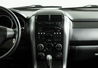 Подержанный автомобиль Suzuki Grand Vitara 2010 года (14 фото)