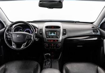 Подержанный автомобиль Kia Sorento 2016 года (10 фото)