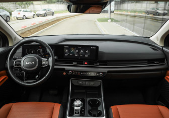 Подержанный автомобиль Kia Carnival 2024 года (14 фото)