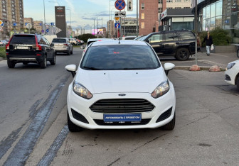 Подержанный автомобиль Ford Fiesta Sedan 2015 года (2 фото)