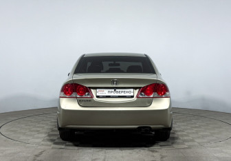 Подержанный автомобиль Honda Civic Sedan 2007 года (6 фото)