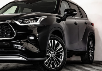 Подержанный автомобиль Toyota Highlander 2025 года (2 фото)