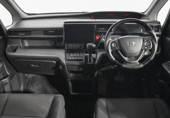 Подержанный автомобиль Honda Stepwgn 2018 года (14 фото)
