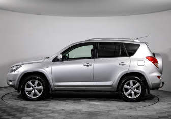 Подержанный автомобиль Toyota RAV4 2008 года (8 фото)