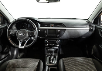 Подержанный автомобиль Kia Rio Hatchback 2020 года (13 фото)