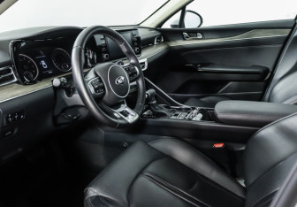 Подержанный автомобиль Kia K5 2021 года (11 фото)