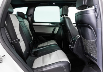 Подержанный автомобиль Volkswagen Touareg 2017 года (25 фото)