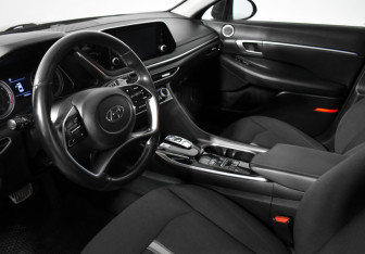 Подержанный автомобиль Hyundai Sonata 2021 года (9 фото)