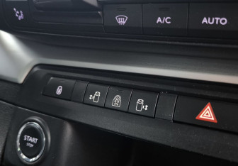 Подержанный автомобиль Peugeot Traveller 2018 года (25 фото)