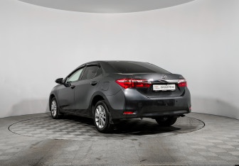 Подержанный автомобиль Toyota Corolla Sedan 2014 года (7 фото)