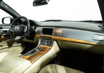 Подержанный автомобиль Jaguar XF Sedan 2015 года (9 фото)