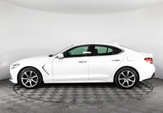 Подержанный автомобиль Genesis G70 2018 года (10 фото)