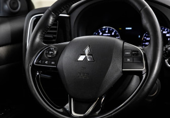 Подержанный автомобиль Mitsubishi Outlander 2015 года (11 фото)