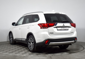 Подержанный автомобиль Mitsubishi Outlander 2017 года (7 фото)
