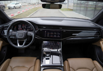 Подержанный автомобиль Audi Q8 2018 года (11 фото)