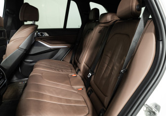 Подержанный автомобиль BMW X5 2020 года (10 фото)