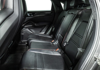 Подержанный автомобиль Porsche Cayenne 2021 года (10 фото)