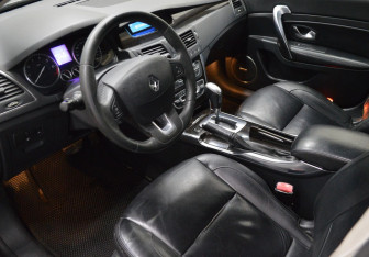 Подержанный автомобиль Renault Latitude 2010 года (9 фото)
