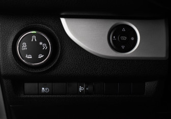 Подержанный автомобиль Peugeot Traveller 2018 года (17 фото)