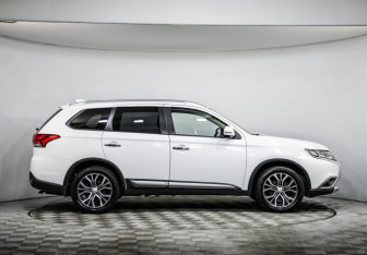 Подержанный автомобиль Mitsubishi Outlander 2017 года (4 фото)