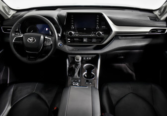 Подержанный автомобиль Toyota Highlander 2021 года (15 фото)