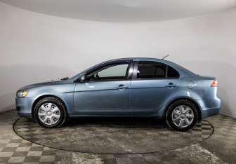 Подержанный автомобиль Mitsubishi Lancer Sedan 2010 года (6 фото)