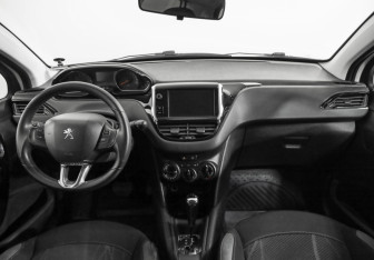 Подержанный автомобиль Peugeot 208 2013 года (10 фото)
