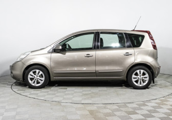 Подержанный автомобиль Nissan Note 2011 года (8 фото)