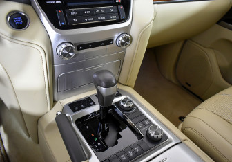 Подержанный автомобиль Toyota Land Cruiser Suv 2015 года (32 фото)