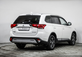 Подержанный автомобиль Mitsubishi Outlander 2019 года (5 фото)