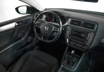 Подержанный автомобиль Volkswagen Jetta Sedan 2017 года (8 фото)