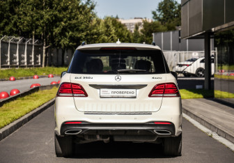 Подержанный автомобиль Mercedes-Benz GLE 2016 года (7 фото)