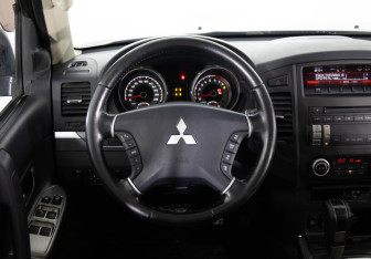 Подержанный автомобиль Mitsubishi Pajero 2013 года (10 фото)