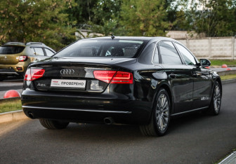 Подержанный автомобиль Audi A8 2011 года (6 фото)