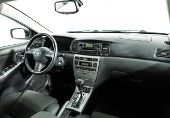 Подержанный автомобиль Toyota Corolla Hatchback 2006 года (9 фото)