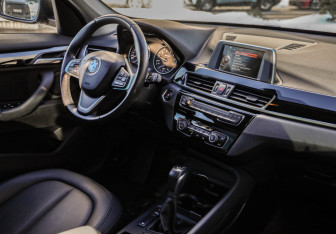 Подержанный автомобиль BMW X1 2017 года (11 фото)
