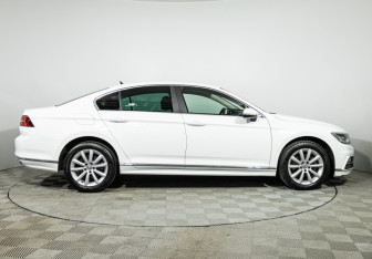 Подержанный автомобиль Volkswagen Passat Sedan 2018 года (4 фото)