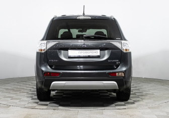 Подержанный автомобиль Mitsubishi Outlander 2014 года (6 фото)