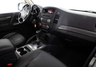 Подержанный автомобиль Mitsubishi Pajero 2013 года (11 фото)