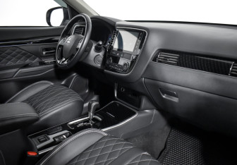 Подержанный автомобиль Mitsubishi Outlander 2022 года (13 фото)