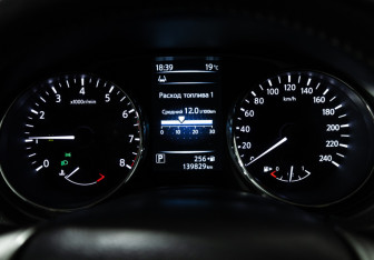 Подержанный автомобиль Nissan X-Trail 2016 года (12 фото)